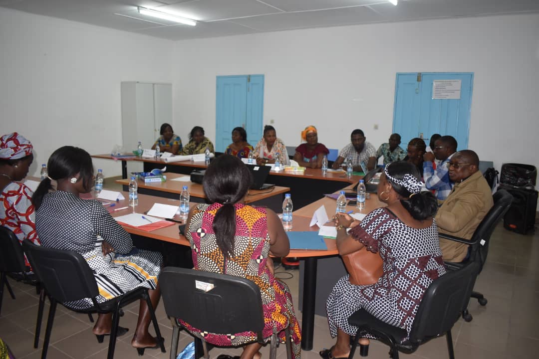 SOCOGI president in a training session with midwives