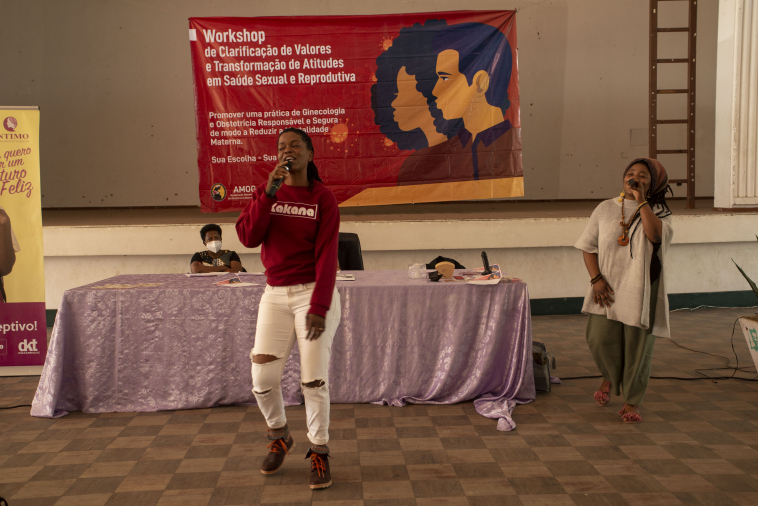 Yolanda and mama Africa performing Dura Realidade at a secondary school
